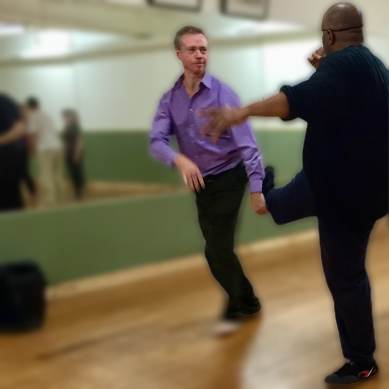 Dan Docherty démontrant une technique contre un coup de pied 